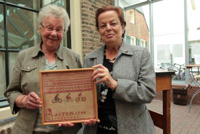 Overhandiging van de merklap van 'Nita Visser' (Anita Waisvisz) aan het Nationaal Onderduikmuseum in 2010