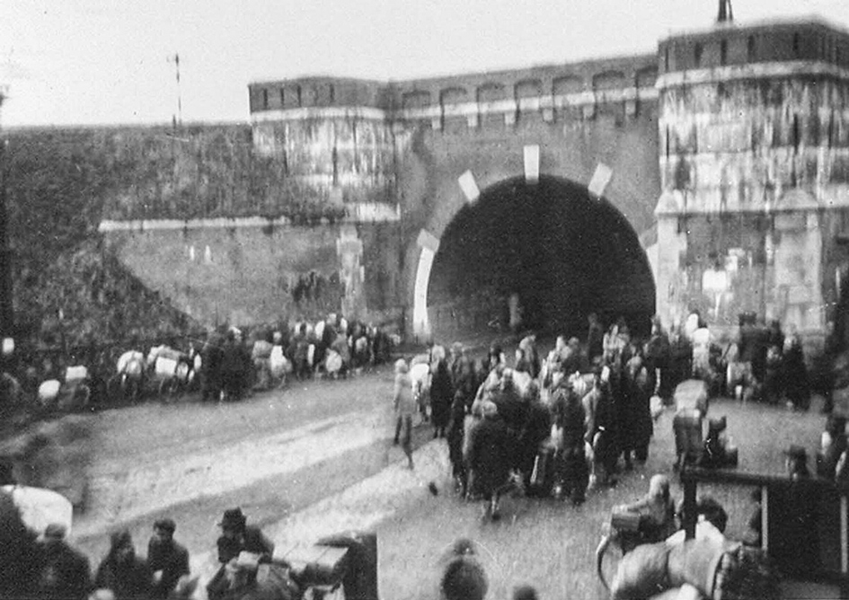 Westervoortse ingezetenen verzamelen zich voor de evacuatie in 1944