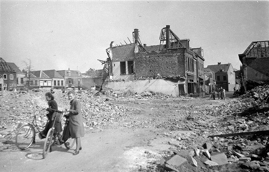 De verwoeste Boliestraat na het bombardement op 21 maart 1945. Links, op de hoek van de Hoopensteeg, staat de woning van de familie Brugman nog overeind. Foto Jan Massink, Erfgoedcentrum Achterhoek en Liemers