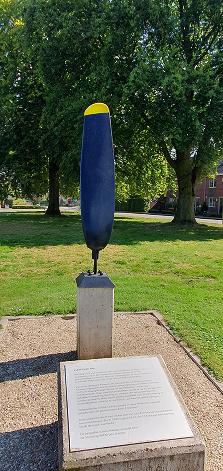 Het monument Klein Engeland op het Joep ter Haarplein (propeller) staat in een omgeving met namen van diverse verzetsstrijders uit de Tweede Wereldoorlog Het monument 'Klein Engeland' op het Joep ter Haarplein in Lichtenvoorde