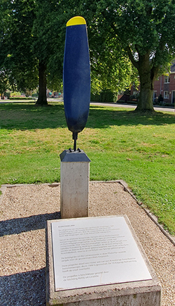 Het monument Klein Engeland op het Joep ter Haarplein (propeller) staat in een omgeving met namen van diverse verzetsstrijders uit de Tweede Wereldoorlog