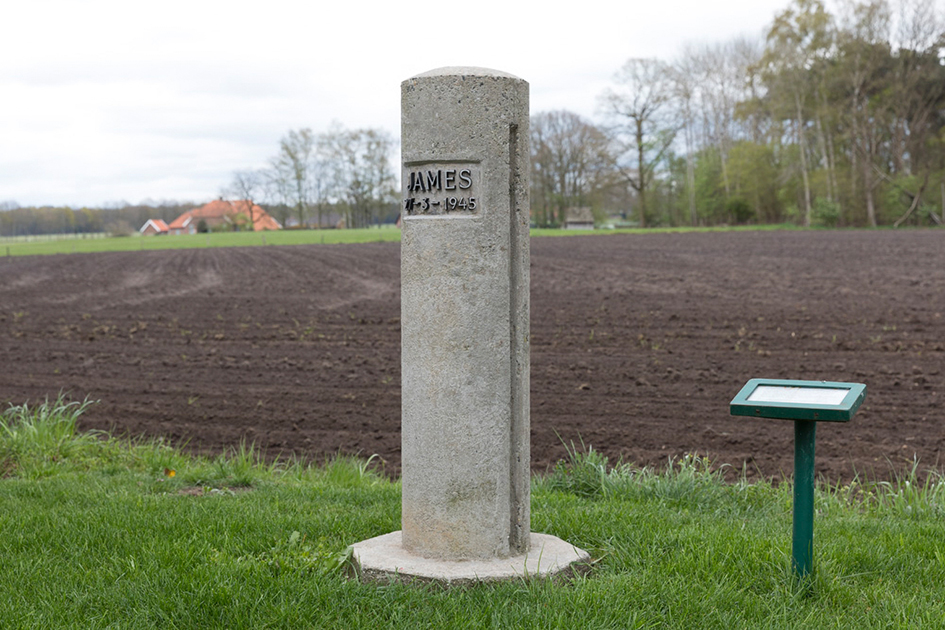 Monument James (de betonnen paal is afgegoten in een toenmalige afgeworpen koker, waarin de wapens zaten)