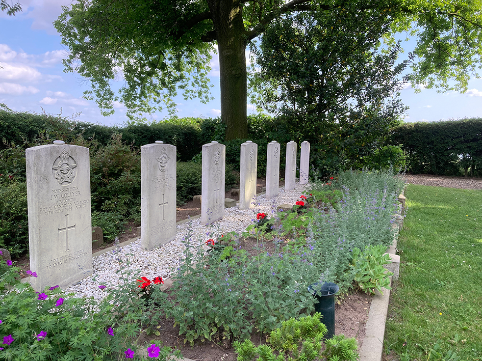 De 7 graven van de omgekomen bemanningsleden op de begraafplaats bij de Byland in Tolkamer