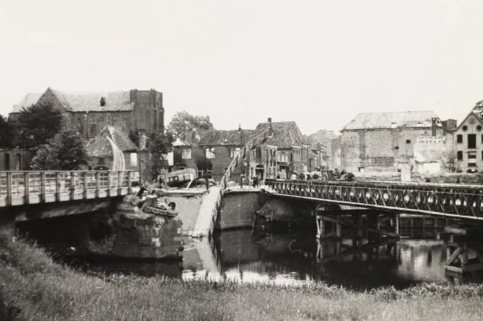 Het verwoeste historische stadscentrum. Het stadhuis, de synagoge en de Catherinakerk zijn in vlammen opgegaan op de hoek van de Hoopensteeg, staat de woning van de familie Brugman nog overeind. Foto Jan Massink, Erfgoedcentrum Achterhoek en Liemers